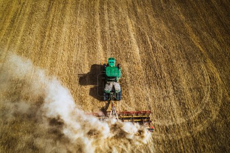 Foto de Vista aérea de una cosechadora trabajando en el campo. Agricultura y cultivo de granjas industriales. Agroindustria. - Imagen libre de derechos