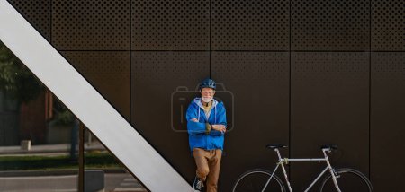 Téléchargez les photos : Bannière de l'homme âgé, cycliste voyageant à travers la ville en vélo. Vital sénior banlieue en vélo, l'exercice. Bannière avec espace de copie. - en image libre de droit