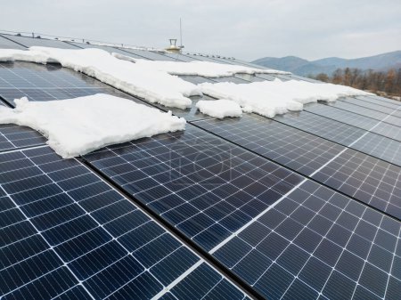 Foto de Paneles solares de techo con nieve encima de ellos. La energía solar en invierno. - Imagen libre de derechos
