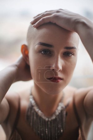 Foto de Retrato de mujer hermosa, concepto de conciencia del cáncer. Paciente oncológica femenina fuerte, decidida y segura. - Imagen libre de derechos