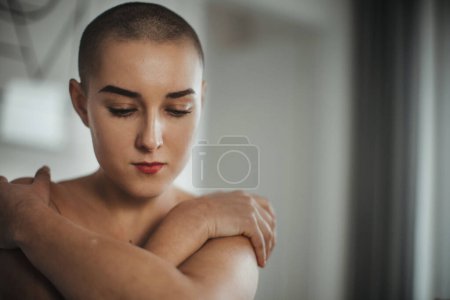 Foto de Retrato de mujer hermosa, concepto de conciencia del cáncer. Paciente oncológica femenina fuerte, decidida y segura. - Imagen libre de derechos