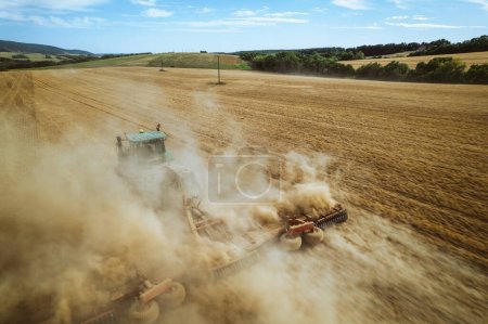 Foto de Vista aérea de un tractor trabajando en el campo. Agricultura y cultivo de granjas industriales. Agroindustria. - Imagen libre de derechos