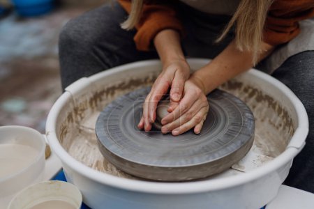 Téléchargez les photos : Gros plan femme faisant de la poterie sur roue de poterie. Activités créatives et art pour enfants. Garçon faire de la poterie avec maman, s'amuser. Joyeux moment de famille. - en image libre de droit