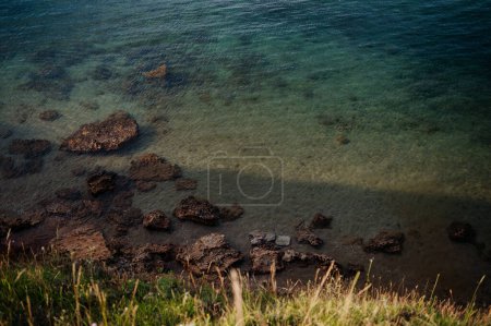 Téléchargez les photos : Beau paysage de la Croatie, côte croate, mer et rochers dans l'eau. Tourné d'en haut pendant le coucher du soleil. - en image libre de droit