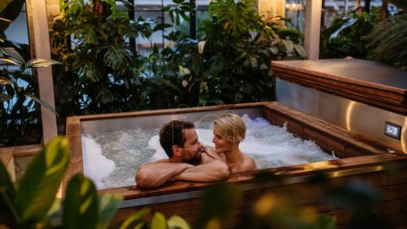 Téléchargez les photos : Beau couple mature se relaxant dans le bain à remous, profitant d'un week-end bien-être romantique au spa. Concept de Saint Valentin. - en image libre de droit
