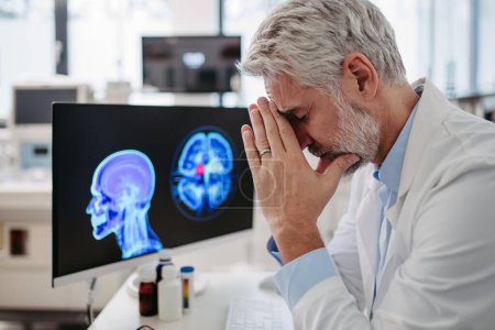 Retrato de un médico triste mirando una resonancia magnética, pacientes malos resultados de la prueba, sintiéndose impotente. Recurrencia de la enfermedad
