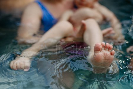 Téléchargez les photos : Gros plan de la peau taille sur les pieds, les orteils de l'eau. Mère portant un petit garçon dans l'eau, s'amusant. Vacances d'été, concept vacances. - en image libre de droit