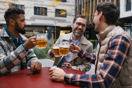 Beste Freunde beisammen, Bier in einer Bar in der Stadt trinken und reden, Spaß haben und lachen. Konzept der Männerfreundschaft, Bromance.