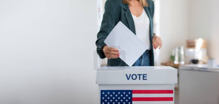 Foto de Mujer irreconocible poniendo su voto en las urnas, las elecciones de EE.UU. y el concepto de coronavirus. - Imagen libre de derechos