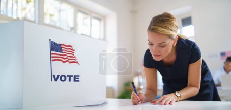 Votante femenina llenando papeleta electoral. Ciudadano estadounidense votando en el lugar de votación el día de las elecciones, EE.UU. elecciones. Banner con espacio de copia.
