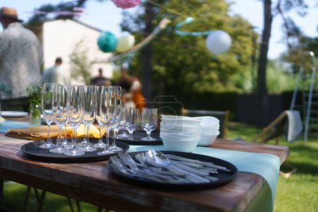 Gros plan sur les couverts de verres à vin vides, les ustensiles à la garden party d'été.