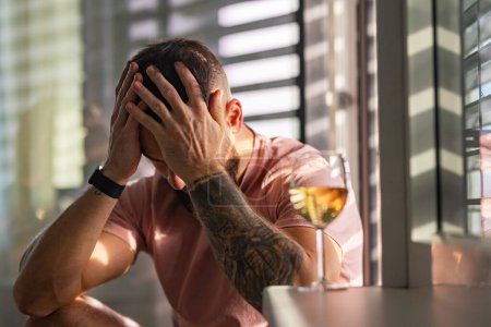 Les jeunes hommes ont des problèmes avec l'alcool, l'alcoolisme, verre avec du vin blanc, résolutions du Nouvel An, boire moins d'alcool mode de vie sain sans boissons alcoolisées.