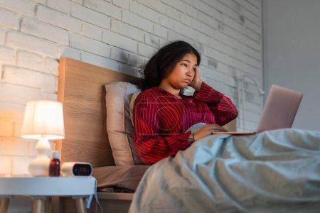 Frau kann nicht einschlafen, Schlaflosigkeit ein Schlafproblem. Konzept der Schlafroutine und Techniken für besseren Schlaf für Erwachsene. Weltschlaftag.
