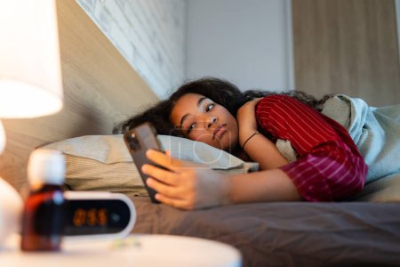La mujer no puede dormirse, el insomnio los problemas del sueño. Concepto de rutina del sueño y técnicas para un mejor sueño para los adultos. Día Mundial del Sueño.