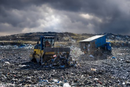 Foto de Camión de basura descargando residuos en vertederos, concepto ambiental. Copiar espacio
. - Imagen libre de derechos