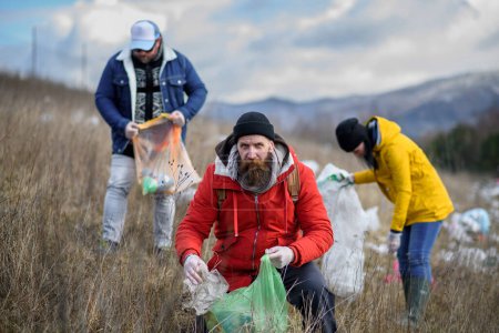 Eine Gruppe von Aktivisten sammelt Müll in der Natur, Umweltverschmutzung und Öko-Aktivismus. und Plogging-Konzept.
