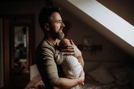 Foto de Padre sostiene a su bebé recién nacido. Amor paterno incondicional y concepto del Día del Padre. - Imagen libre de derechos