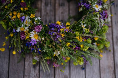 Foto de Hermosa corona floral hecha de flores de pradera. Una colorida variedad de flores silvestres de verano.. - Imagen libre de derechos