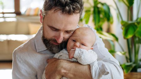 Téléchargez les photos : Père tenant son nouveau-né. Amour paternel inconditionnel et concept de la Journée des Pères. - en image libre de droit