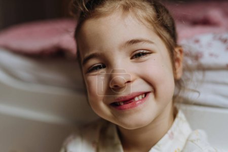 Téléchargez les photos : Portrait de mignonne fille souriant avec un sourire à dents lacunaires, manquant ses dents de bébé supérieures avant. - en image libre de droit