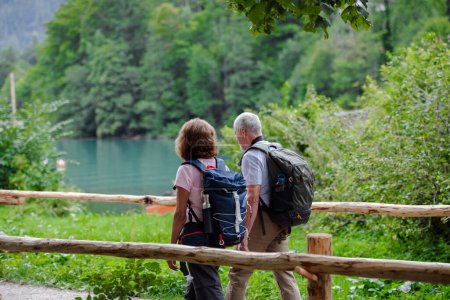 Couple âgé actif en voyage ensemble, au début de la journée de printemps. Touristes seniors visitant, explorer de nouveaux endroits. Visiter, se tenir la main.