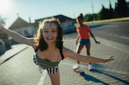 Téléchargez les photos : Jeune adolescente meilleures amies avec des planches à roulettes passer du temps en ville pendant la chaude journée de vacances d'été. - en image libre de droit