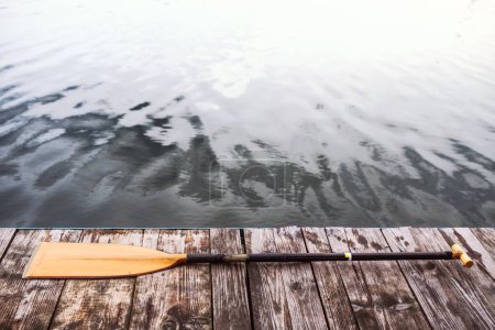 Pagaie sur un quai en bois. Concept du canoë-kayak comme sport dynamique et aventureux.