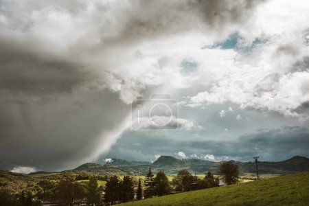Téléchargez les photos : Nature printanière, nuages de pluie sur le ciel. Printemps ou automne temps pluvieux. - en image libre de droit