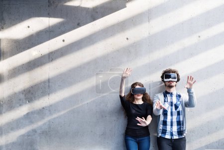Jeunes étudiants universitaires avec casque VR. Virutal reality in academic settings. Technologie VR.