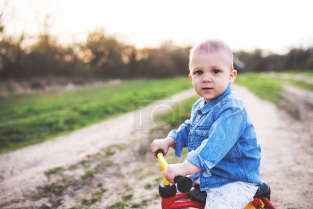 Foto de Retrato de niño aprendiendo montar en bicicleta bebé. o bicicleta de equilibrio. - Imagen libre de derechos