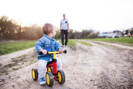 Junge lernt Fahrradfahren, Papa hilft ihm. Vatertag.