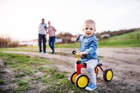 Retrato de niño aprendiendo montar en bicicleta bebé. o bicicleta de equilibrio.