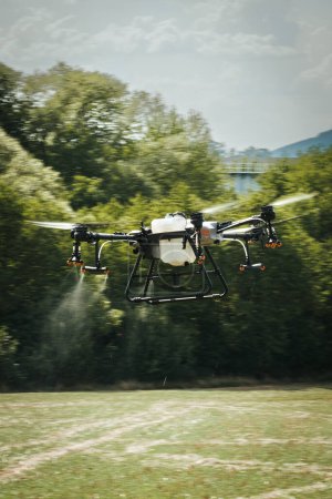 Landwirtschaftliche Drohnen versprühen Pflanzen, verteilen Pestizide, Herbizide und Düngemittel effizient und präzise. Luftaufnahme einer Drohne, die über landwirtschaftlichen Feldern moderiert, Technologien in der modernen Landwirtschaft.