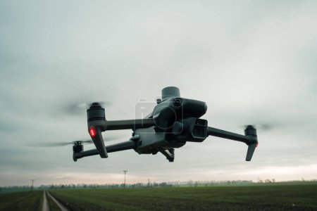 Luftaufnahme einer Drohne, die über grünen Feldern moderiert, die Gesundheit der Pflanzen überwacht und analysiert. Landwirtschaftliche Drohne in der modernen Landwirtschaft.