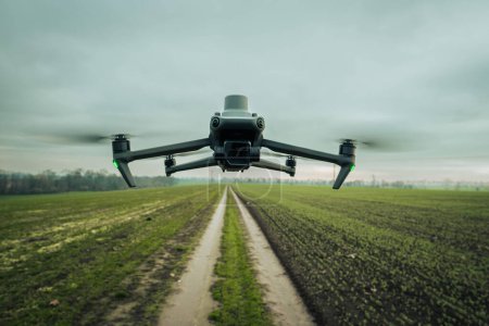 Vue aérienne d'un drone modernisant des champs agricoles verts, surveillant, analysant la santé des cultures. Drone agricole dans l'agriculture moderne.