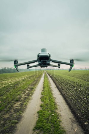 Luftaufnahme einer Drohne, die über grünen Feldern moderiert, die Gesundheit der Pflanzen überwacht und analysiert. Landwirtschaftliche Drohne in der modernen Landwirtschaft.