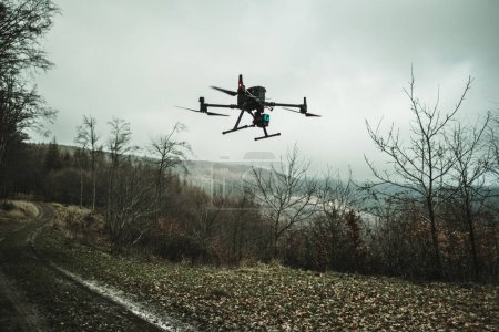 Luftaufnahme einer Drohne, die über dem Wald moderiert, überwacht und analysiert in der Forstwirtschaft. Dronkartierung des Waldes nach Naturkatastrophe.