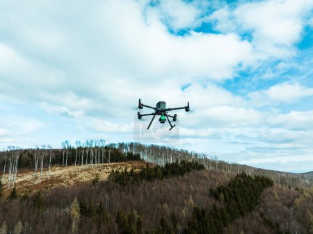 Téléchargez les photos : Vue aérienne d'un drone modernisant la forêt, suivi et analyse dans la gestion forestière. Cartographie des forêts après une catastrophe naturelle évaluation des dommages. - en image libre de droit