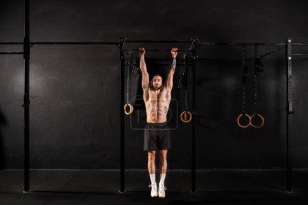 Hombre fuerte realizando pull-ups en las barras, desafiante ejercicio de peso corporal. entrenamiento de peso corporal para la salud física y mental.