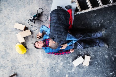 Collègue effectuant la RCR sur un travailleur blessé couché sur le sol après un accident. Concept de sécurité et de santé au travail en milieu de travail.
