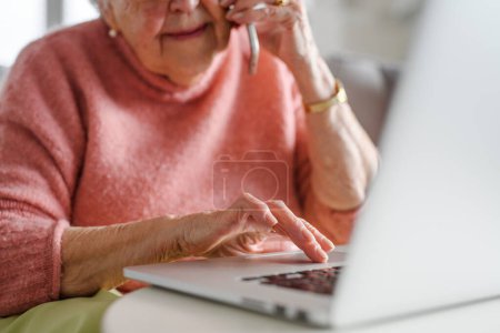 Online- und Telefonbetrügereien zielen auf Senioren ab. Betrüger schickt E-Mail an ältere Frau, verlangt Geld und verlangt persönliche, sensible Informationen ohne Prüfung.