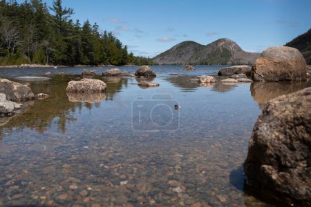 Téléchargez les photos : Découvrez la beauté sereine de Jordan Pond, niché dans les paysages à couper le souffle du parc national de l'Acadie dans le Maine. Ce lac d'eau douce, situé sur l'île du Mont Désert, offre une escapade tranquille entourée de forêts luxuriantes et de montagnes majestueuses. - en image libre de droit