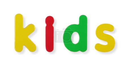 Foto de Una palabra para niños en letras magnéticas de color en blanco con recorte de ruta para eliminar la sombra - Imagen libre de derechos
