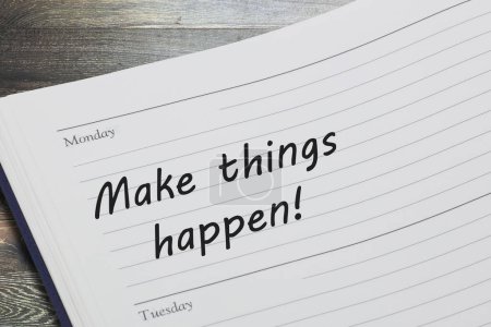 Eine Make things happen Mahnung in einem offenen Tagebuch