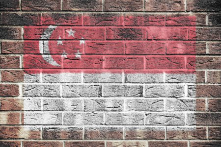 Un drapeau de Singapour sur un vieux mur de briques fond rouge rayures blanches croissant de lune cinq étoiles blanc
