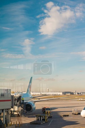 Téléchargez les photos : Avion à réaction d'Air Canada amarré à l'extérieur de l'aérogare intérieure sur l'aire de trafic de l'aéroport international Pearson (Ontario), Canada. - en image libre de droit