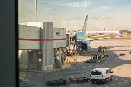 Téléchargez les photos : Avion à réaction d'Air Canada amarré à l'extérieur de l'aérogare intérieure sur l'aire de trafic de l'aéroport international Pearson (Ontario), Canada. - en image libre de droit
