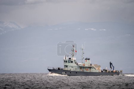 Téléchargez les photos : Le navire de récupération de torpilles Stikine des Forces canadiennes navigue vers le nord dans le détroit de Georgia, près de Nanaimo (Colombie-Britannique), Canada. - en image libre de droit