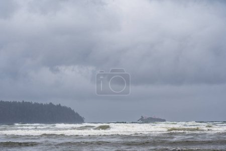 De grandes vagues de mer agitée se jettent sur le rivage de l'île de Vancouver pendant une tempête printanière précoce.