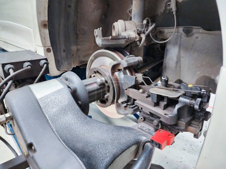 Téléchargez les photos : Remise en état des rotors de frein Disque de frein de voiture de réparation - en image libre de droit